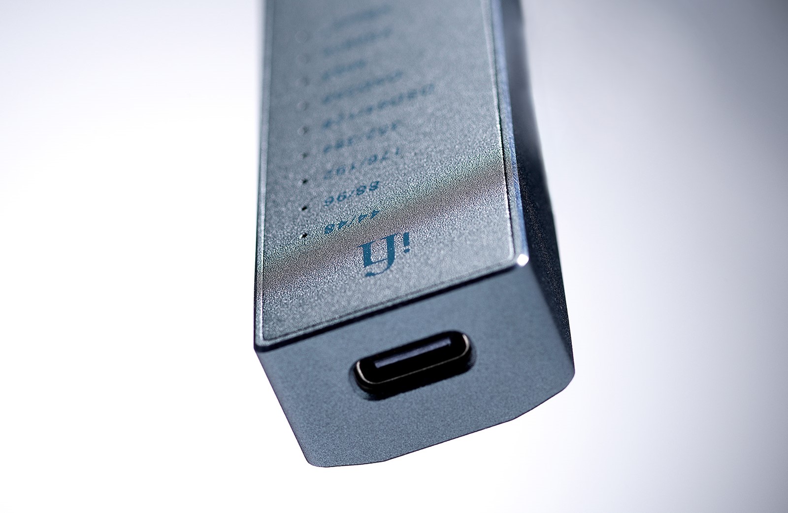 Jedini ulaz, USB-C, nalazi se na gornjem rubu uređaja. Osim za prijenos audiosignala, koristi se i za napajanje uređaja