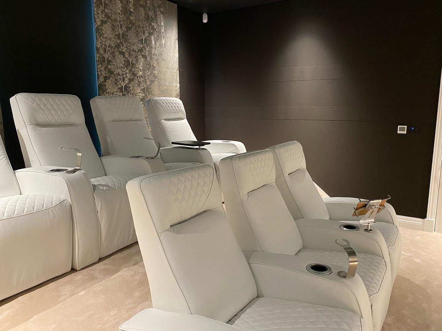 HCM Home Cinema Modules, su<br />
vrhunske personalizirane motorne<br />
fotelje za kućno kino.