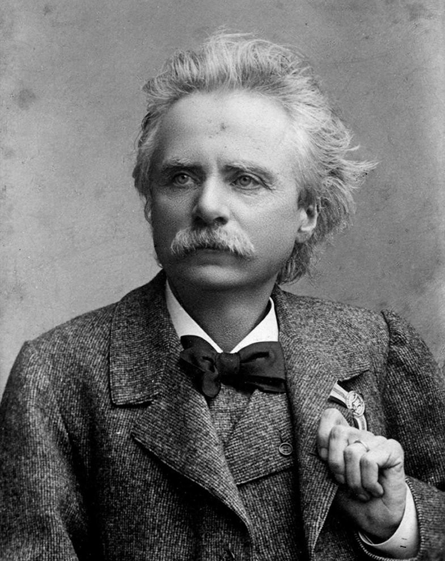 Edvard Hagerup Grieg<br />
(rođen 15. lipnja 1843., Bergen, Norveška – umro 4. rujna 1907., Bergen), bio je najveći Norveški skladatelj i osnivač Norveške nacionalne glazbene škole.<br />
